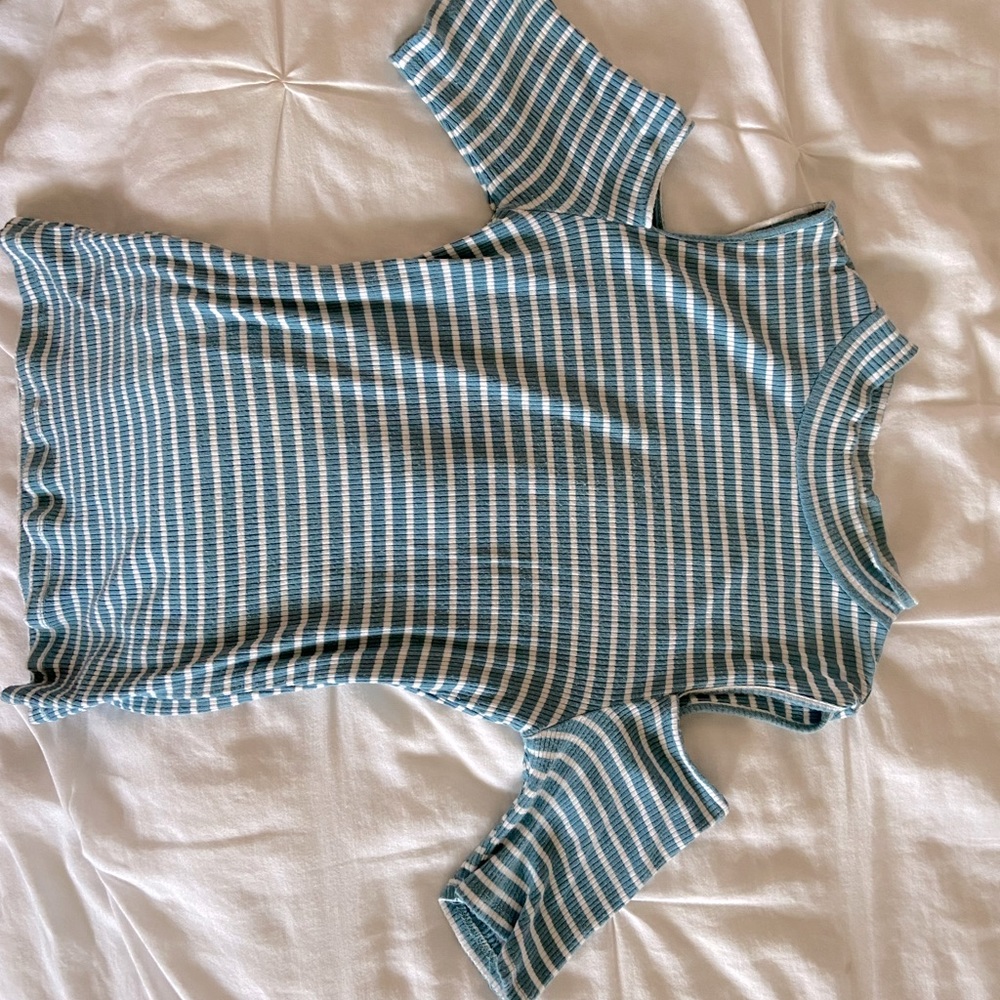 Striped blouse with bare shoulders✨
